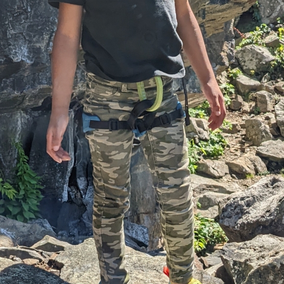 Black Diamond Momentum Kids Climbing Harness - Picture 4 of 9